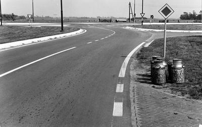 847497 Gezicht op de T-kruising van de Bisschopsweg (de T06, de tertiaire provinciale weg Baarn-Bunschoten), met de P13 ...